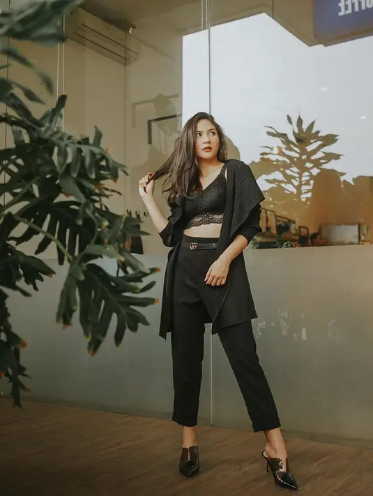 "Kalau mau lanjut kuliah secara online sih mending di Indonesia saja, karena sudah banyak kampus yang menawarkan sistem belajar itu, nggak usah jauh-jauh ke luar negeri," kata pemain Ganteng Ganteng Serigala itu. (Instagram/jscmila)