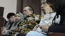 La Nyalla Mattalitti saat menunggu sidang di Pengadilan Tipikor, Jakarta Pusat, selasa (27/12). Selain itu, Jaksa juga menuntut La Nyalla membayar uang pengganti Rp 1,1 miliar. (Liputan6.com/Helmi Affandi)