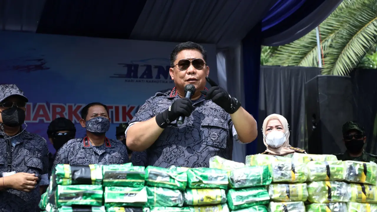Kepala Badan Narkotika Nasional (BNN) RI, Petrus Reinhard Golose, saat memusnahkan sabu dan happy five, Kamis (9/6/2022). (dok BNN)