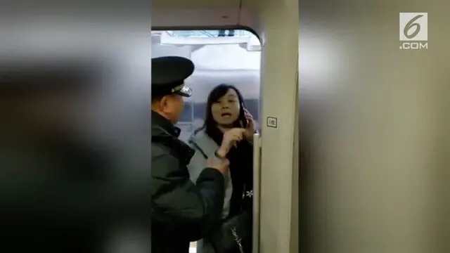 Wanita ini tahan pintu kereta karena sang suami belum masuk ke dalam kereta