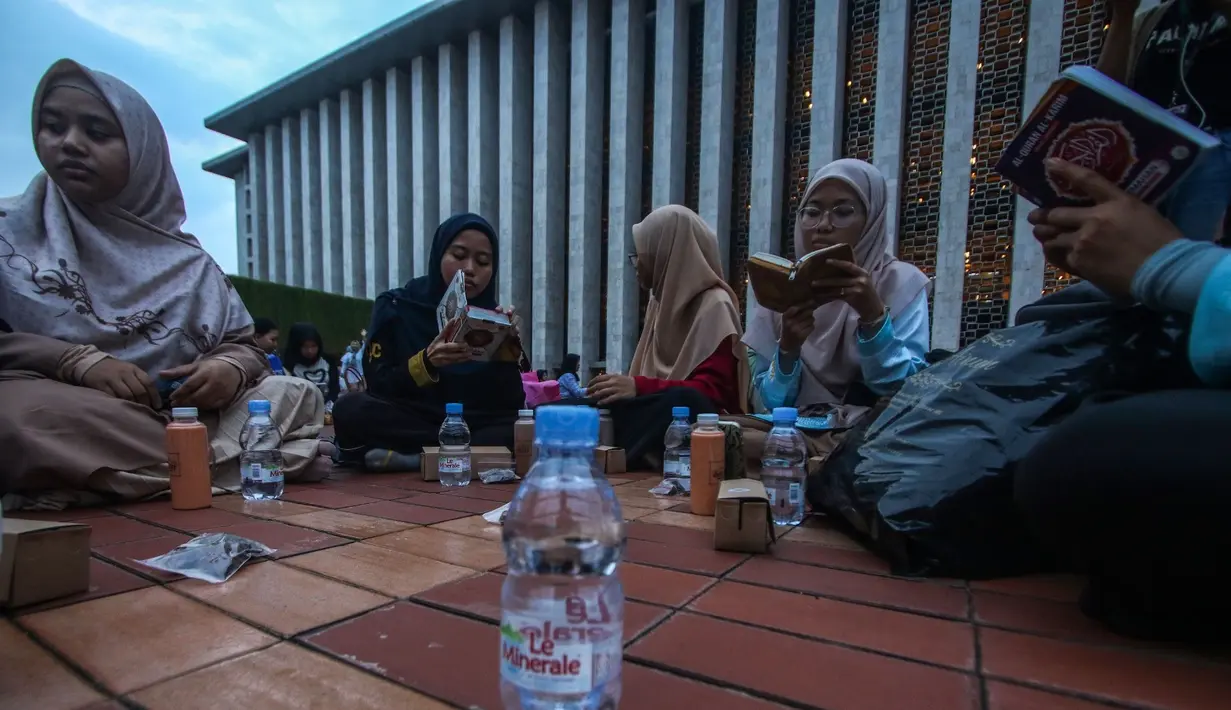 Menunggu waktu berbuka puasa di Masjid Istiqlal, sejumlah orang sedang membaca Al Quran. (Foto: Istimewa)