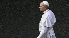 Paus Leo XIV berjalan di Vatikan sebelum doa Regina Caeli, pada 11 Mei 2025. (Filippo MONTEFORTE/AFP)