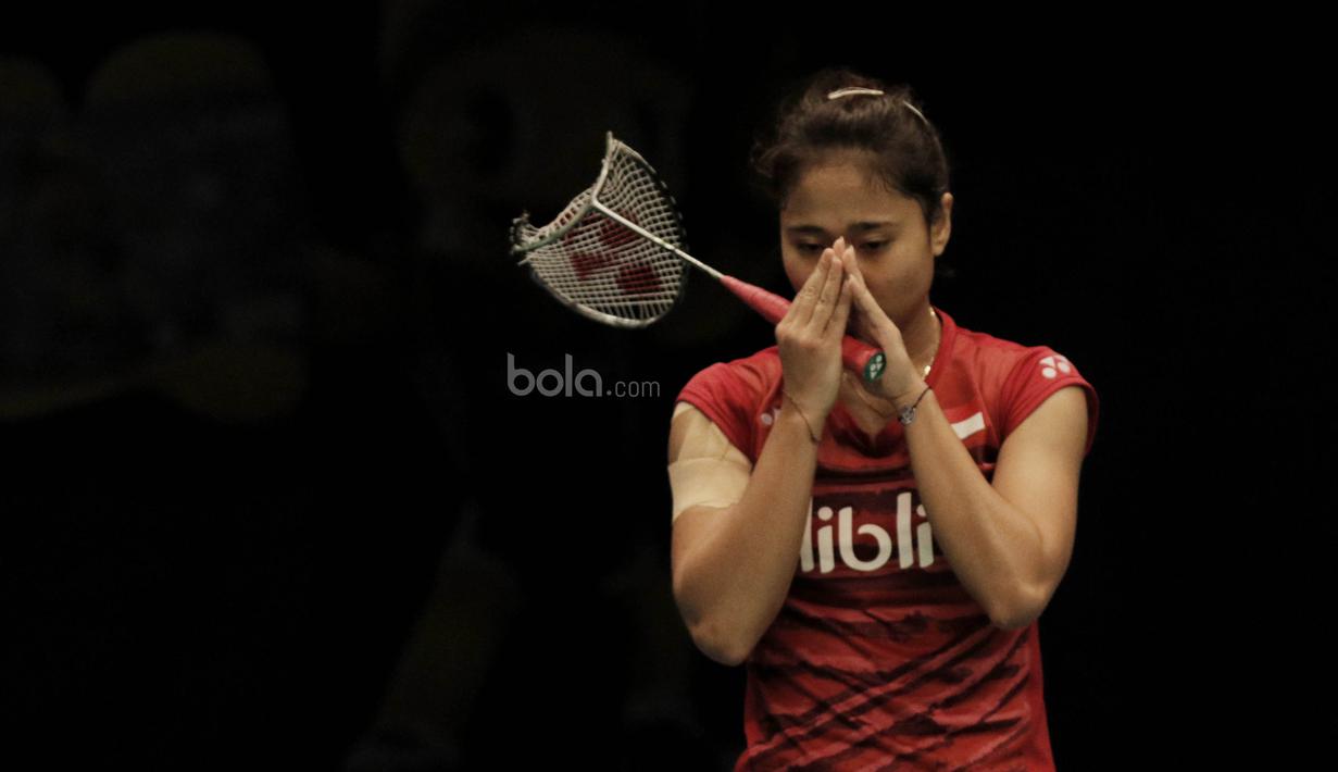 Tampak raket pebulutangkis Ni Ketut Mahadewi Istirani rusak. Pasangan Indonesia ini mengaku tak mampu mengatasi tekanan ketika menghadapi unggulan kelima tersebut. (Bola.com/M Iqbal Ichsan)