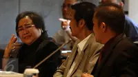 Tangis Rachmawati Soekarnoputri saat mengadukan nasibnya yang dituduh melakukan makar kepada pimpinan DPR di Jakarta, Selasa (10/1). Rachmawati menjelaskan kronologi penangkapan dirinya kepada Wakil Ketua DPR Fadli Zon. (Liputan6.com/Johan Tallo)