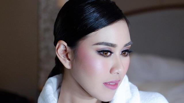 Aura Syahnaz Sadiqah Makin Terpancar Saat Jalani Sesi Foto Prewedding Fashion Beauty Liputan6 Com