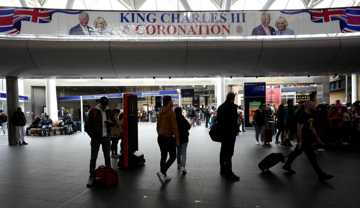 Spanduk perayaan penobatan Raja Charles III dipajang di Stasiun Kings Cross di London, Senin, 1 Mei 2023. Penobatan Raja Charles III akan berlangsung di Westminster Abbey pada 6 Mei. (AP Photo/Kirsty Wigglesworth)