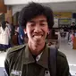 Dimas Pratama Wijaya, mahasiswa UII Yogyakarta yang mirip Jokowi dan memakai jaket  dengan name tag 'Jokowi' di lingkungan kampus. (Ridho Hidayat/JawaPos.com)