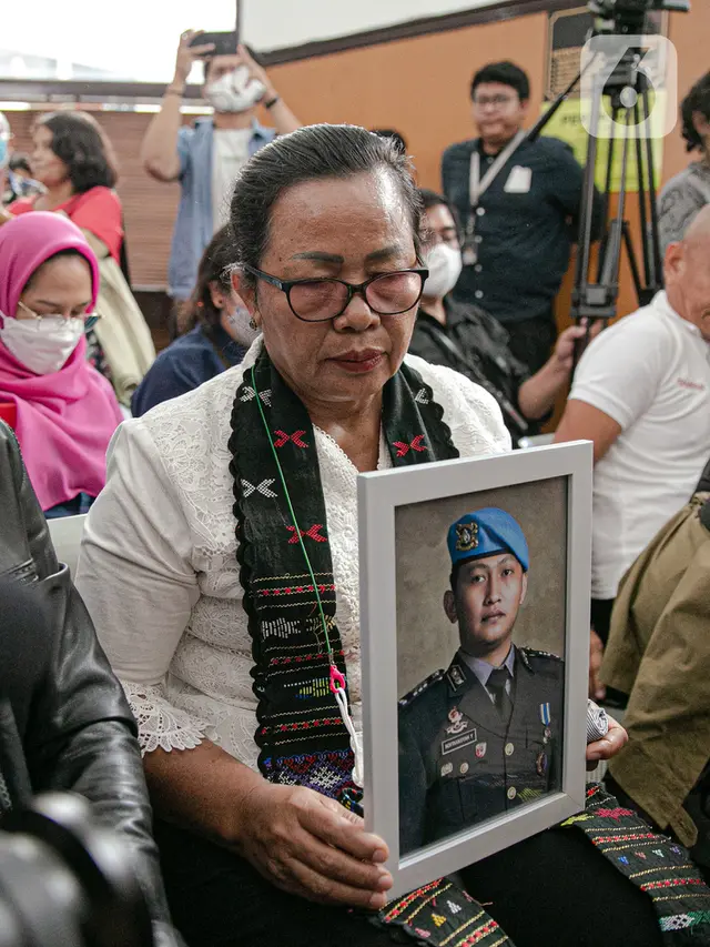 Hadiri Sidang Vonis Ferdy Sambo, Ibunda Brigadir J Bawa Foto Sang Anak