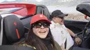 Maia juga kenakan baseball cap berlogokan Ferrari.  [Foto: Instagram/ Maia Estianty]