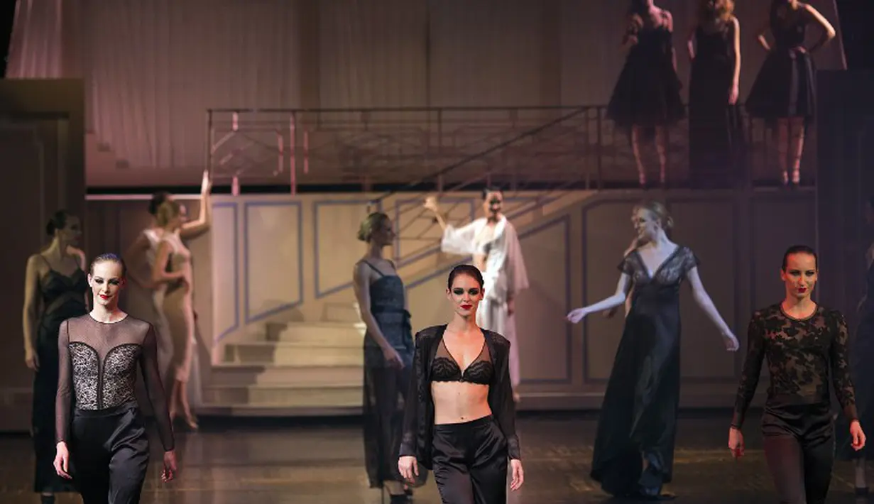 Warna hitam menjadi inspirasi utama dalam desain lingerie yang sedang dipamerkan para model di perayaan ke-130 tahun Lejaby di Lido, Paris (AFP Photo/Joel Saget)