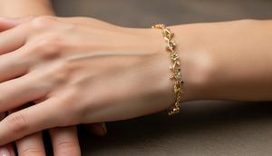 Gelang Emas Floral dengan Batu Permata Kecil/Gemini AI