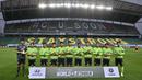 Pemain Jeonbuk Hyundai Motors memberikan aplaus saat melawan Suwon Samsung Blue Wings pada laga K-League di Stadion Jeonju, Korea Selatan, Jumat (8/5/2020). Kembali bergulir di tengah wabah corona, K-League tanpa penonton. (AFP/Jung Yeon-Je)
