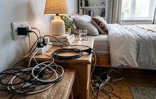 Cara Menyembunyikan Kabel Listrik di Kamar Tanpa Perlu Renovasi, Solusi Praktis agar Terlihat Lebih Rapi