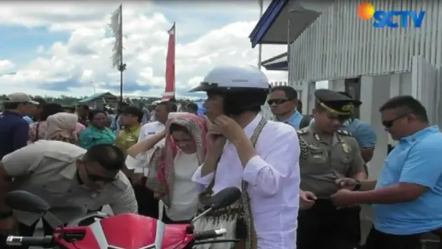 Selama kunjungan di Kabupaten Asmat, ribuan warga antusias untuk melihat dan bertemu dengan Jokowi .