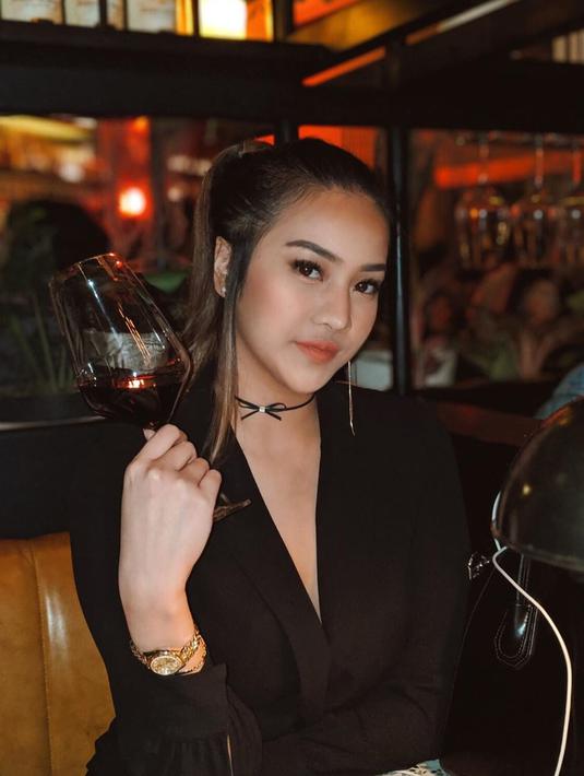 Senyum tipis Anya saat hanya pakai makeup simpel dan kenakan atasan hitam saat berada di sebuah restoran, jadikan dirinya tampil wah bak primadona (Liputan6.com/IG/anyageraldine)