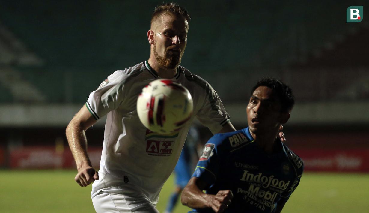 Frets kemudian menjadi pembeda dengan tampil sebagai penentu kemenangan Persib Bandung. Gol ini tercipta melalui serangan balik cepat dengan kerja sama rapi para pemainnya di injury time babak kedua. (Foto: Bola.com/Ikhwan Yanuar)
