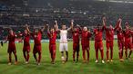 Para pemain Bayern Munich merayakan kemenangan atas Shalke 04 pada lanjutan Bundesliga di Gelsenkirchen, Jerman,Minggu (22/11/2015) dini hari WIB. Bayern Munich  menang 3-1.  (AFP Photo/Patrik Stollarz)