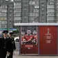 Polisi berpatroli di luar Kazan Arena, Rusia, jelang penyelenggaraan Piala Konfederasi 2017. Kompetisi pemanasan Piala Dunia ini berlangsung pada 17 Juni hingga 2 Juli. (AP Photo/Thanassis Stavrakis)