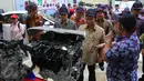 Ketua Komite Ekonomi dan Industri Nasional (KEIN), Soetrisno Bachir mendengarkan penjelasan ketika meninjau proses perakitan kendaraan di pabrik PT Toyota Motor Manufacturing Indonesia (TMMIN) Sunter I di Jakarta, Senin (9/5). (Liputan6.com/Angga Yuniar)