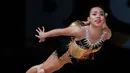 Pesenam asal Filipina, Orella Arielle Ni beraksi dengan bola pada pertandingan Senam Ritmik Putri di SEA Games 2017 di Kuala Lumpur, Malaysia (28/8). (AP/Vincent Thian)