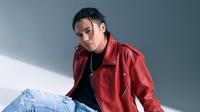 Restu anak dari musisi Charly van Houten kini sudah berkarya di dunia musik seperti ayahnya. (Dok. via Trinity Optima Production)