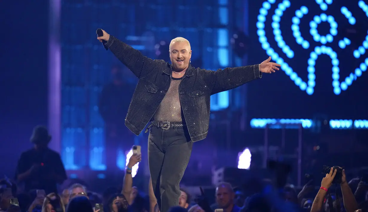 Sam Smith Beraksi di Panggung iHeartRadio Music Festival. (Foto: (AP Photo/John Locher)