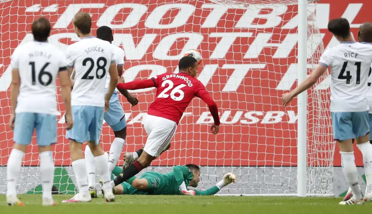 Pemain Manchester United Mason Greenwood mencetak gol ke gawang West Ham United pada pertandingan Liga Inggris di Old Trafford, Manchester, Inggris, Rabu (22/7/2020). Pertandingan berakhir dengan skor 1-1. (Clive Brunskill/Pool via AP)