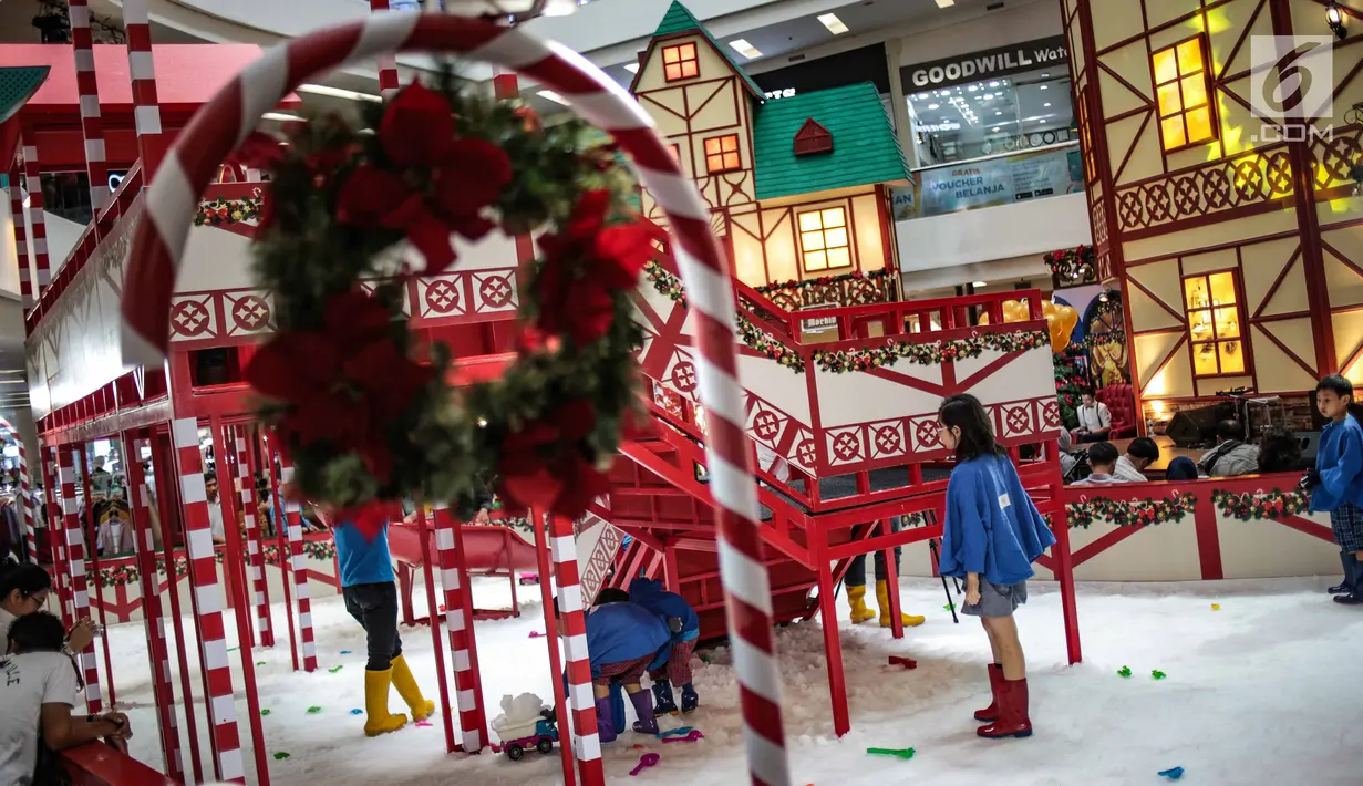 Anak-anak bermain dalam Snow Playland dengan menyajikan nuansa musim dingin di Mal Ciputra, Jakarta Barat, Jumat (14/12). Jelang perayaan Natal 2018 sejumlah mal di Jakarta mendekor bernuansa Natal agar menjadi daya tarik. (Liputan6.com/Faizal Fanani)