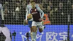 Gelandang Aston Villa, Philippe Coutinho berselebrasi usai mencetak gol ke gawang Manchester United pada pertandingan lanjutan Liga Inggris di Villa Park di Birmingham, Inggris, Minggu (16/1/2022). Aston Villa bermain imbang atas Manchester United 2-2. (AP Photo/Rui Vieira)