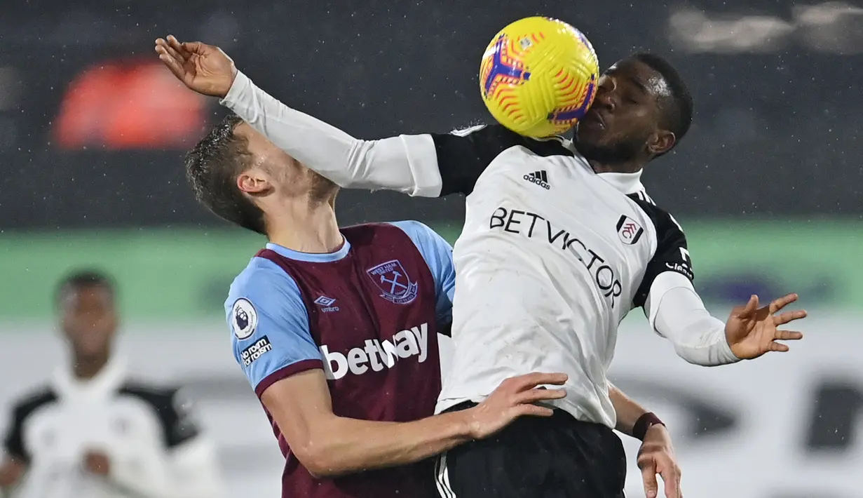 Striker Fulham, Ademola Lookman (kanan) berduel udara dengan gelandang West Ham United, Tomas Soucek dalam laga lanjutan Liga Inggris 2020/21 pekan ke-23 di Craven Cottage, Sabtu (6/2/2021). Fulham bermain imbang 0-0 dengan West Ham United. (AFP/Justin Setterfield/Pool)