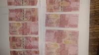Modusnya, pelaku berbelanja menggunakan sejumlah uang kertas palsu pecahan Rp100 ribu, di empat warung kecil di Kampung Lapepahe, Kepulauan Sangihe.