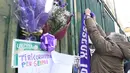 Penggemar menggantung syal ungu Fiorentina untuk mengenang Davide Astori di pagar Stadion Artemio Franchi, Florence, Minggu (4/3). Astori ditemukan meninggal oleh rekan timnya di kamar hotel jelang laga Fiorentina kontra Udinese. (Claudio GIOVANNINI/AFP)
