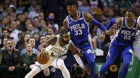 Kyrie Irving saat menembus pertahanan Sixers (AP)