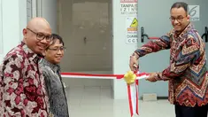 Gubernur DKI Jakarta, Anies Baswedan memotong pita pada acara peresmian Gardu Distribusi Listrik (Receiving Substation/RSS) bawah tanah MRT Jakarta di Taman Sambas, Jakarta, Jumat (13/7). (Liputan6.com/Johan Tallo)