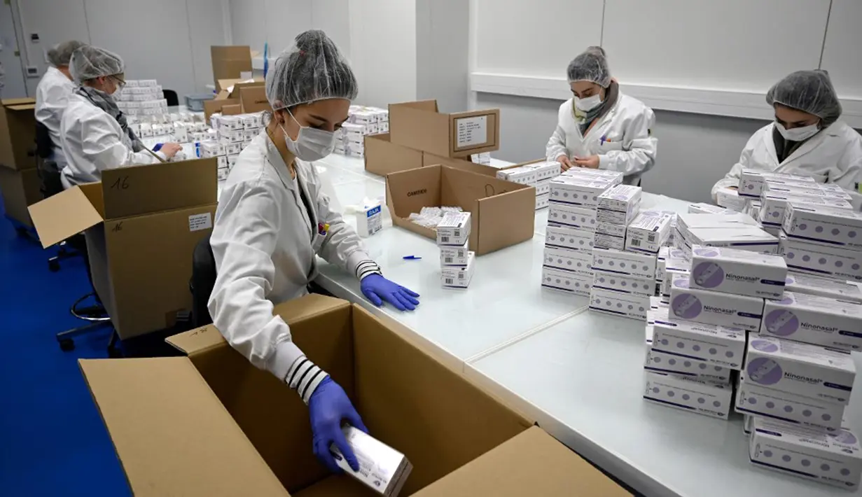 Karyawan perusahaan bioteknologi inovatif NG Biotech mengepak alat tes mandiri COVID-19 di Guipry-Messac, Prancis, 13 Januari 2022. Sebuah perusahaan bioteknologi inovatif asal Prancis, NG Biotech, mengembangkan dan memproduksi alat tes mandiri COVID-19. (Damien MEYER/AFP)