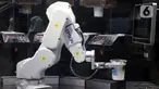 Robot barista membuat minuman pesanan pelanggan di Family Mart, Grand Indonesia East Mall, Jakarta, Senin (10/1/2022). FamilyMart Indonesia meluncurkan pengoperasian robot barista yang mampu membuat minuman untuk pelanggan dalam waktu satu hingga dua menit. (merdeka.com/Arie Basuki)
