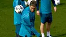 Pemain Real Madrid, Cristiano Ronaldo memainkan bola saat sesi latihan di Madrid, Spanyol, Selasa (13/2). Real Madrid akan menghadapi Paris Saint Germain (PSG) pada leg pertama 16 besar Liga Champions di Santiago Bernabeu. (GABRIEL BOUYS/AFP)