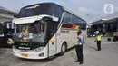 Petugas Direktorat Lalu Lintas Polda Jawa Tengah saat menggelar sterilisasi puluhan angkutan bus yang masuk di Terminal Bawen, Jumat (27/3/2020).  Sterilisasi dilakukan dengan menyemprotkan cairan disinfektan ke armada dan para penumpang yang turun di terminal tersebut. (Liputan6.com/Gholib)