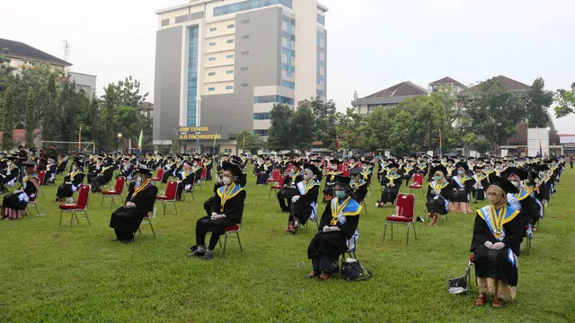 Universitas Muhammadiyah Purwokerto (UMP), Banyumas, Jawa Tengah menggelar wisuda secara online dan ofline di lapangan Mas Mansoer, Sabtu, (06/01/2021). (Foto: Liputan6.com/Humas UMP)