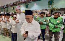 Fakta Kemanusiaan: Ribuan Santri dan Ojol Surabaya Gelar Shalat Ghaib untuk Affan Kurniawan