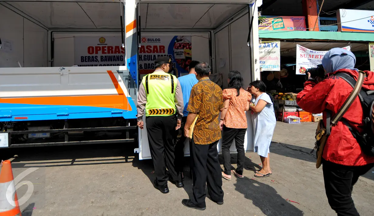 Petugas kepolisian berjaga saat digelar Operasi Pasar Bulog 2015 di kawasan Pasar Benhil, Jakarta, Jumat (26/6/2015). Operasi pasar ini untuk menjaga stabilitas harga sembako di bulan Ramadan. (Liputan6.com/Yoppy Renato)