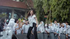 Curhatan Anggi Marito yang menjadi sorotan itu menuai pro kontra dari netizen. Terlepas dari itu, perempuan 21 tahun itu punya bakat menyanyi yang luar biasa. Sukses dengan single lagu 'Tak Segampang Itu', Anggi kerap manggung di acara-acara off air, seperti pentas seni sekolah. (Liputan6.com/IG/@anggimarito)