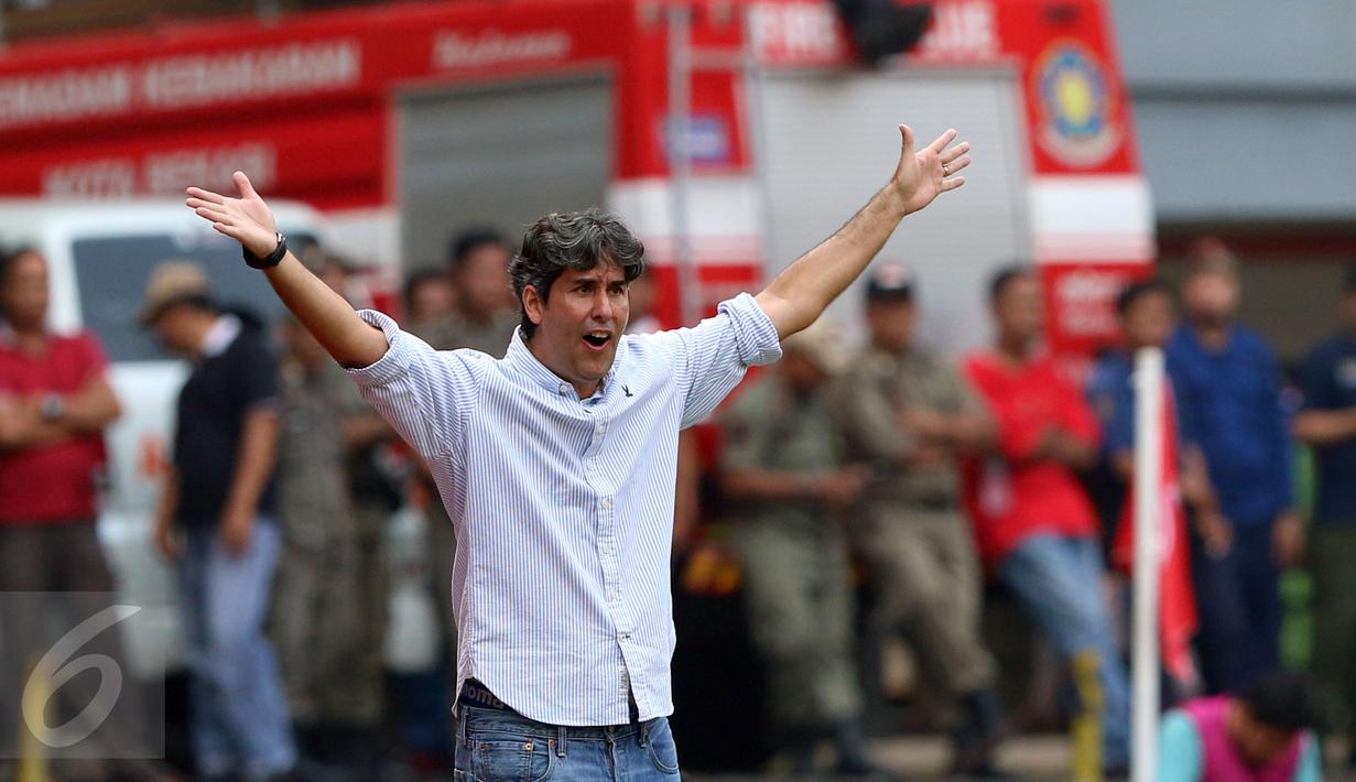 Pelatih Persija, Stefano Cugurra Teco mengangkat tangan saat laga melawan Mitra Kukar di lanjutan Liga 1 Indonesia di Stadion Patriot Candrabhaga, Bekasi, Minggu (14/5). Laga kedua tim berakhir imbang 1-1. (Liputan6.com/Helmi Fithriansyah)