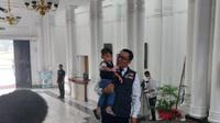 Gubernur Jawa Barat M Ridwan Kamil kembali berkantor hari ini, Senin (6/6/2022). Kang Emil mengajak Arkana Aidan Misbach, putra bungsunya yang baru berusia 2 tahun. (Liputan6.com/ Ist)