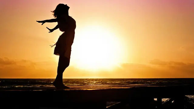 wanita di pantai
