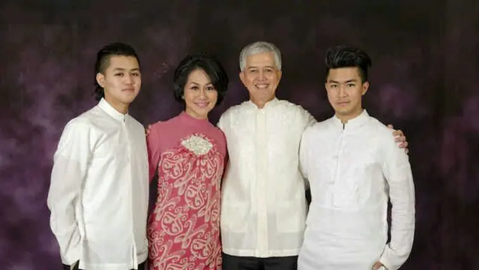 [Bintang] Ayu Dyah Pasha bersama suami dan anak-anak