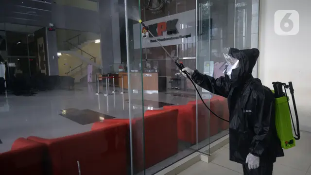 FOTO: Jelang New Normal, Gedung KPK Disemprot Disinfektan