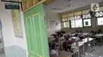 Siswa saat mengikuti kegiatan belajar di salah satu kelas SDN Bukit Duri 11, Jakarta, Senin (6/1/2020). Banjir menyebabkan sekitar 50 persen siswa SDN Bukit Duri 11 tidak masuk sekolah karena mayoritas tinggal di kawasan Kampung Melayu dan Kampung Pulo. (merdeka.com/Iqbal S. Nugroho)