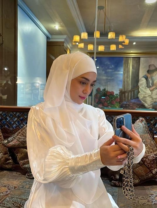 Meski kerap jadi sorotan saat mengenakan hijab, namun Celine hingga kini tetap menganut agamanya sejak dulu. Tak heran jika wanita 31 tahun ini jadi sorotan. (Liputan6.com/IG/@celine_evangelista)