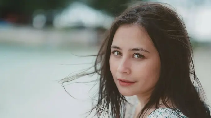 Potret Prilly Latuconsina santai di pantai credit: (https://www.instagram.com/prillylatuconsina96/)